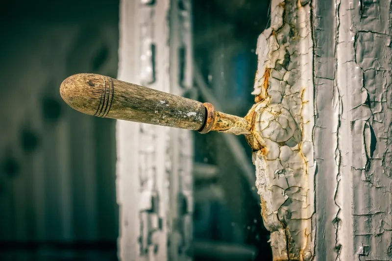Detail okenního kování