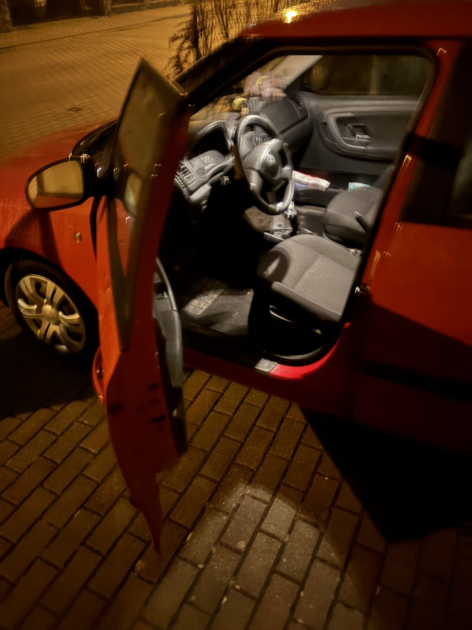 Poškozené kování a vložka po neúspěšném domácím pokusu o otevření dveří