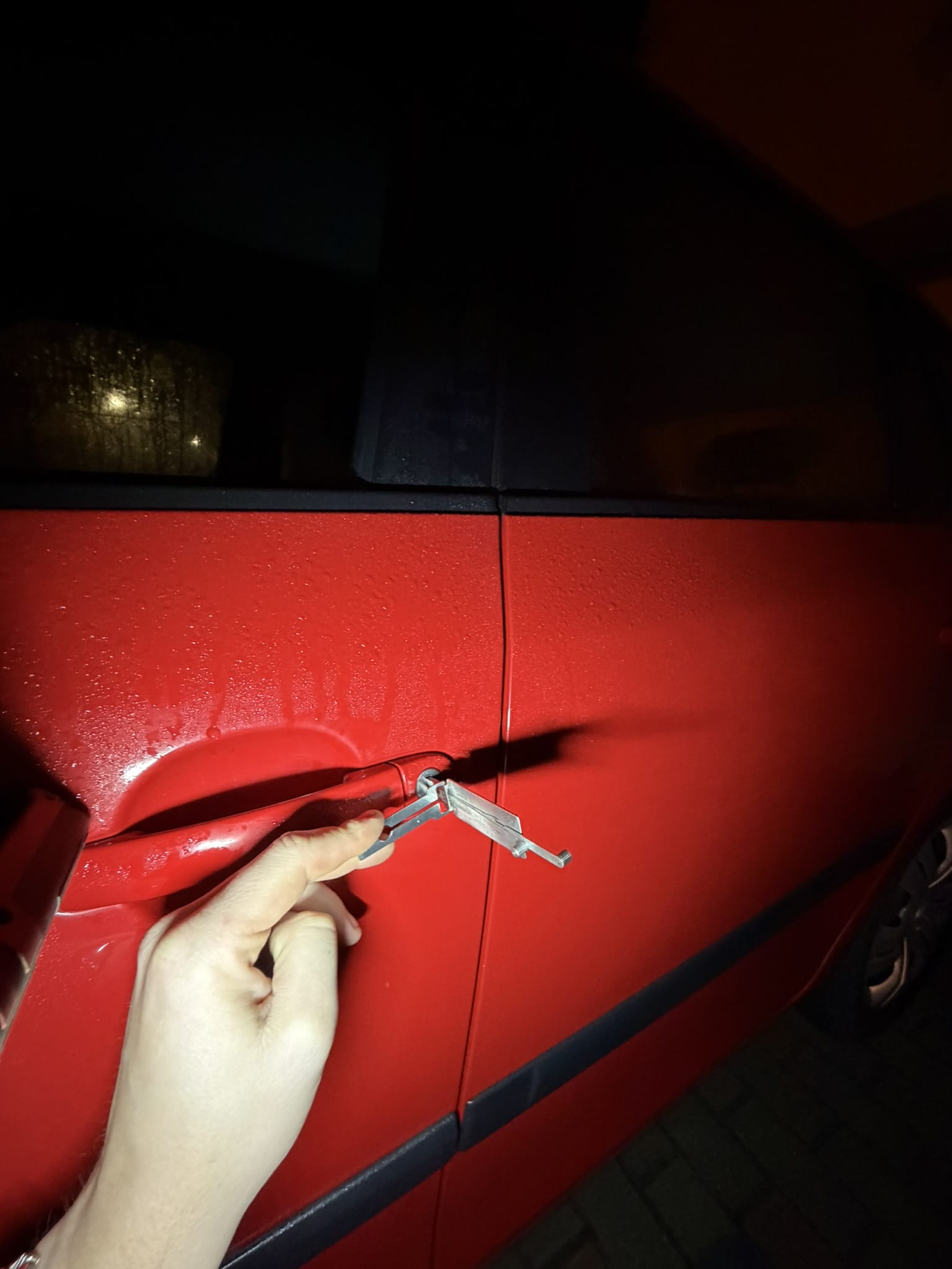 Profesionální otevření automobilu po zabouchnutí klíčů v Praze 4