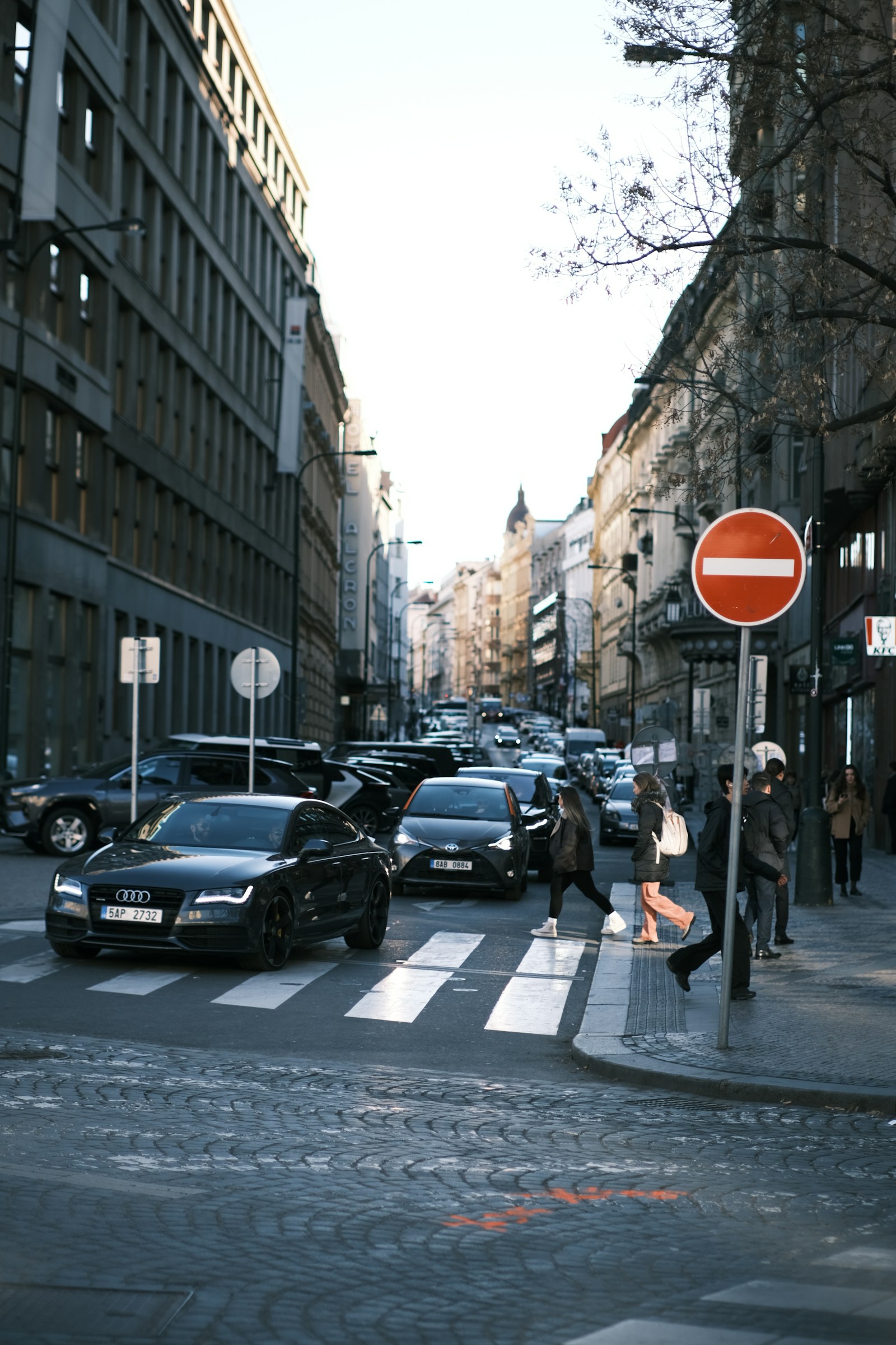Pražská ulice a městský provoz.