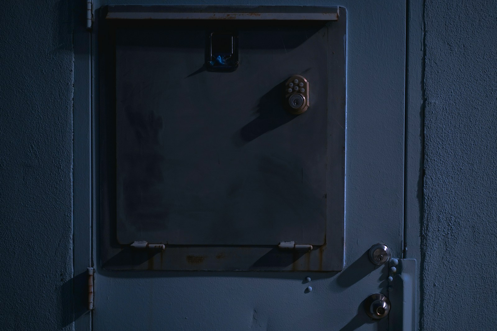 Detail bezpečnostního kování a dveřního zámku.